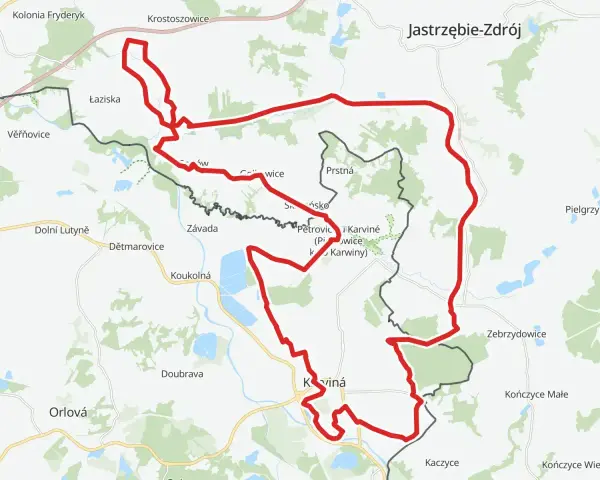 Mapa z zaznaczonym na czerwono żelazny szlak rowerowy godów, prowadzący przez tereny Czech i Polski, w tym okolice Karwiny i Jastrzębia-Zdroju.