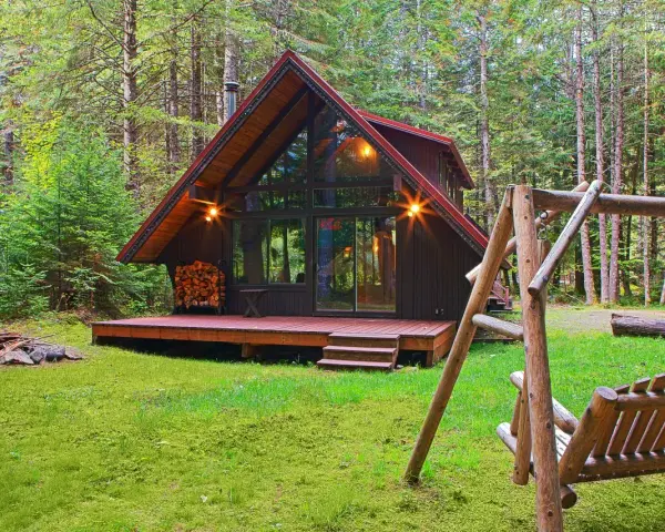Luksusowy domek na Kaszubach w otoczeniu lasu. Drewniana huśtawka i miejsce na ognisko zapraszają do relaksu.