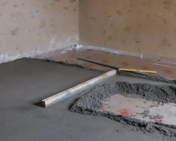 Ile betonu na podłogówkę? Odkryj minimalne grubości wylewki
