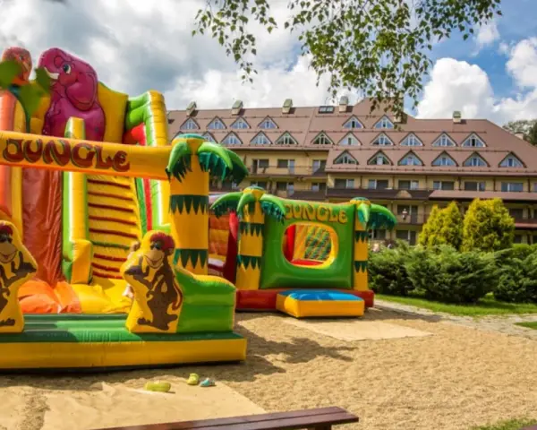 Kolorowy dmuchany plac zabaw "Jungle" przed hotelem, idealny dla dzieci.