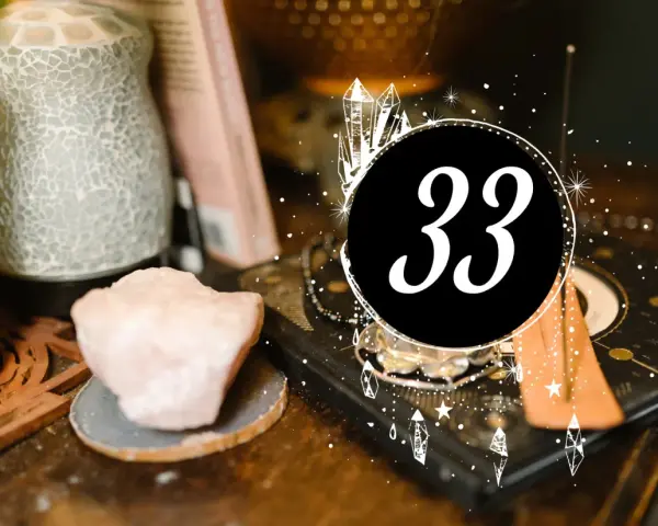 Numerologia 33 w związku to klucz do głębokiego połączenia. Kryształy i magiczne symbole otaczają liczbę 33.