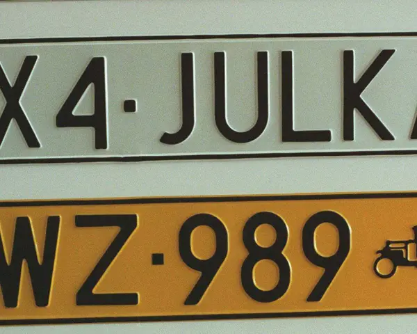Tablice rejestracyjne: X4-JULKA i WZ-989. Wz rejestracja z numerem 989 i symbolem pojazdu.
