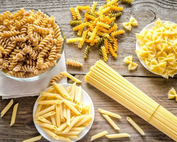 Różne rodzaje makaronu: fusilli, penne, farfalle i spaghetti. Czy semolina to tylko mąka? Nie, to baza do pysznych dań!