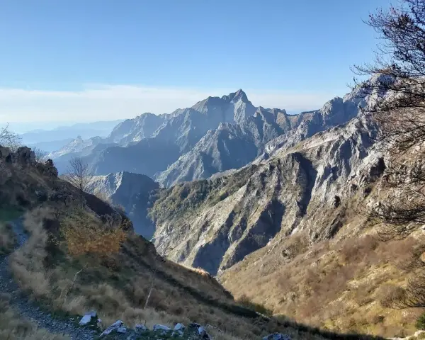 Sentiero panoramico sulla Via Vandelli, con montagne imponenti e valli profonde. Ideale per chi cerca dove dormire in un contesto naturale mozzafiato.