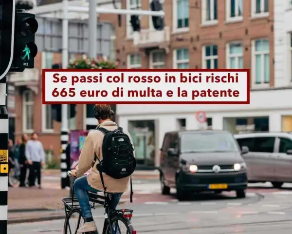 Ciclista ignora il semaforo rosso, rischiando una multa salata e la sospensione della patente, come previsto dall'art. 146 del Codice della Strada.