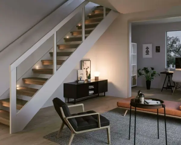 Vacker belysning trappa med integrerade spotlights som skapar en varm och inbjudande atmosfär. En modern inredning med stilrena möbler.