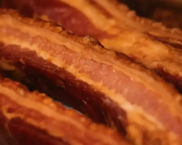 Torreznos al horno crujientes, con capas de carne y grasa dorada.
