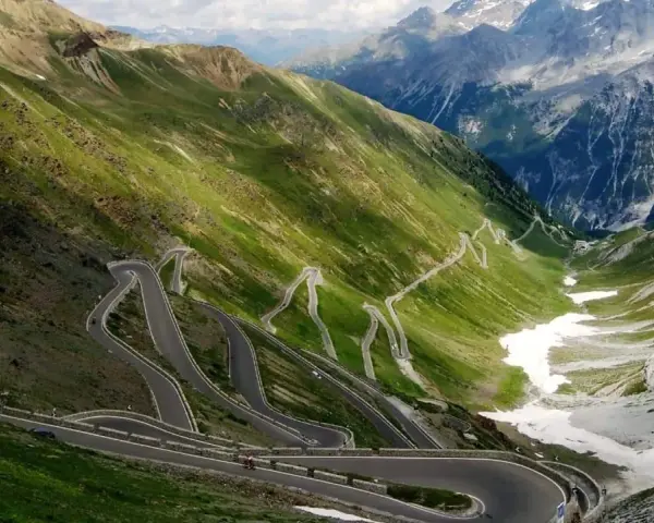 Malownicze serpentyny Passo dello Stelvio, kiedy otwarta, zapraszają do podziwiania alpejskich krajobrazów.