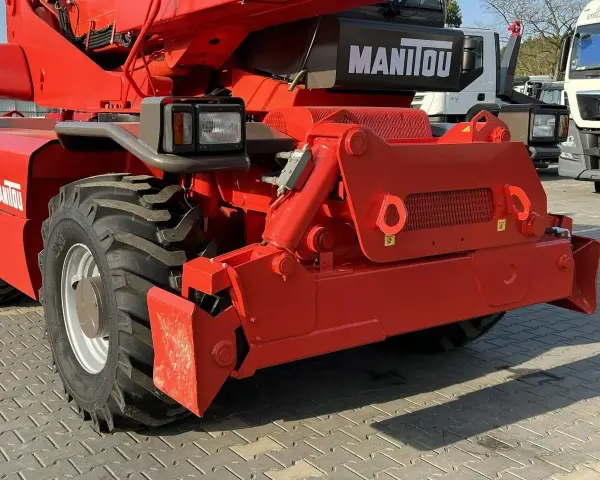 Czerwony ładowarka Manitou MRT 2150. Szczegółowe dane techniczne tej maszyny budowlanej są kluczowe dla jej efektywnego wykorzystania.