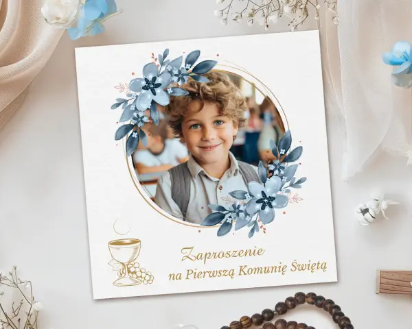 Zaproszenie na Pierwszą Komunię Świętą. Na karcie zdjęcie chłopca w wianku z niebieskich kwiatów. Poniżej tekst: "Zaproszenie na Pierwszą Komunię Świętą".