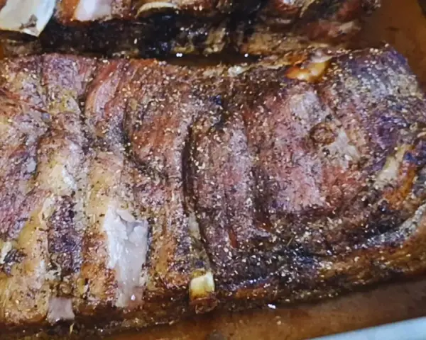 Mięciutkie żeberka w przyprawach, gotowe do pieczenia. Idealny przepis na obiad.