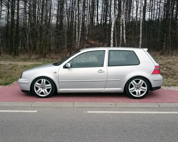 Srebrny Golf 4 na felgach z pięcioma ramionami. Rozstaw śrub golf 4 idealnie dopasowany do tych felg.