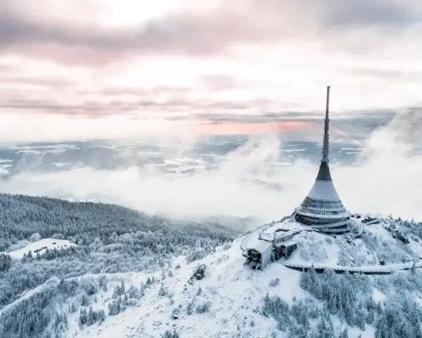 Wieża widokowa na górze Ještěd, jedna z głównych libereckich atrakcji, w zimowej scenerii.