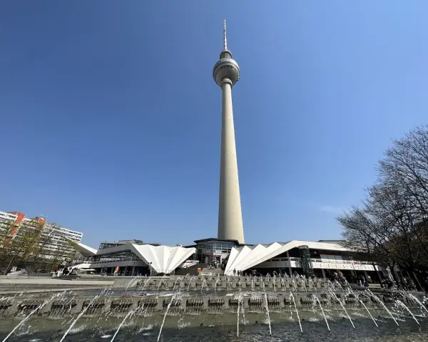 Fernsehturm und Brunnen am Alexanderplatz, ein Muss, wenn man cosa vedere a Berlino sucht.