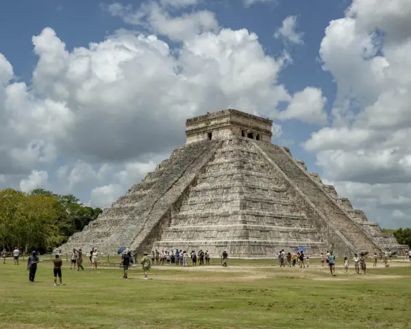Wspaniała piramida Kukulkana w Chichen Itza, cel wielu podróży. Ta wycieczka do Meksyku to niezapomniane wrażenia!