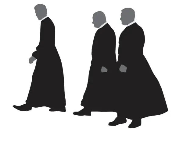 Trzech mężczyzn w czarnych, długich szatach, przypominających stroje duchownych. Kim jest kanonik? To godność kościelna, często związana z katedrą.