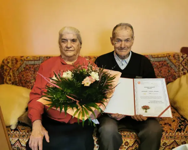Para Genowefa i Jan Dziedzic świętuje 70 rocznicę ślubu. Otrzymali gratulacje i bukiet kwiatów.