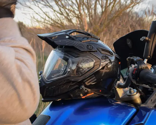 Casco de moto negro con diseño de mapa topográfico, listo para aprender como limpiar casco de moto.