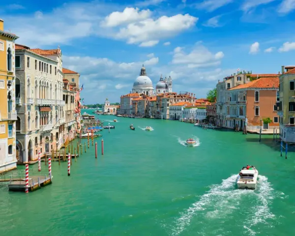 Navigando sul Canal Grande, da Piazzale Roma a Piazza San Marco, tra palazzi storici e barche che solcano l'acqua turchese.