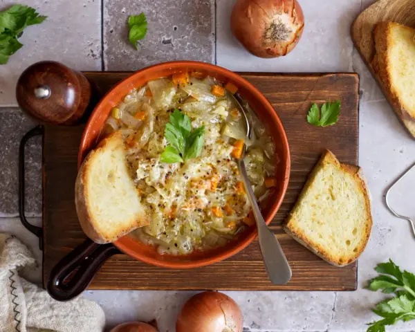 Zuppa di cavolo e carote, una deliziosa carabaccia ricetta, servita con pane tostato e prezzemolo fresco.