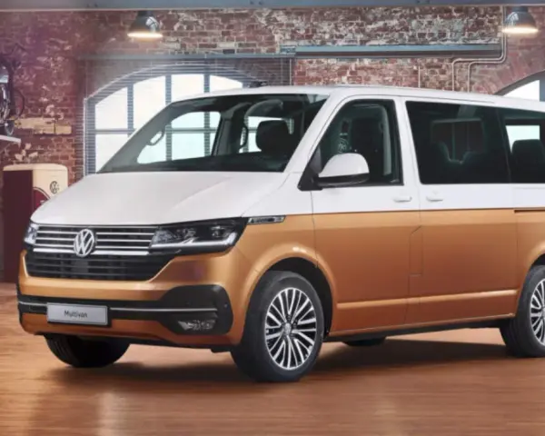 Dwukolorowy Volkswagen Multivan, który może być odpowiedzią na pytanie, jaki bus osobowy jest najmniej awaryjny.