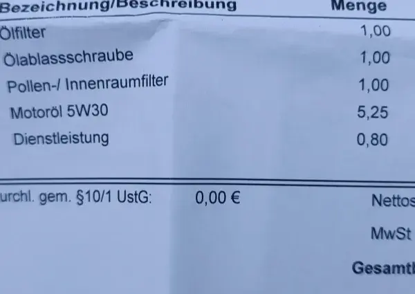 Rechnung für Auto-Service: Ölwechsel, Filter, Motoröl und Dienstleistung. Die auto elektronik reparatur kosten sind hier nicht aufgeführt, aber die Gesamtkosten betragen 303,26 €.