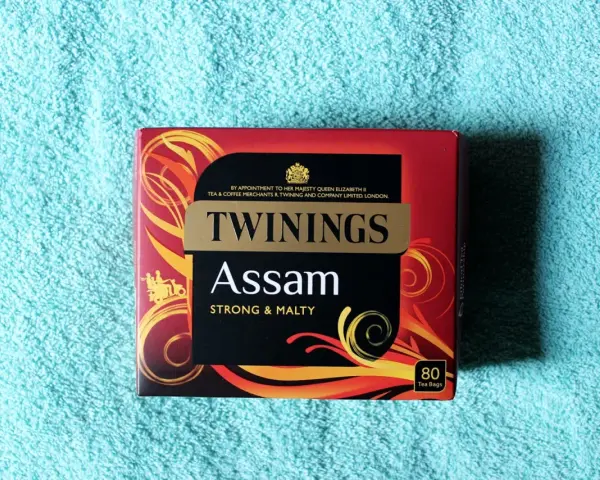 Pudełko herbaty Twinings Assam, idealne, co przywieźć z Anglii do Polski. Mocna i słodowa.