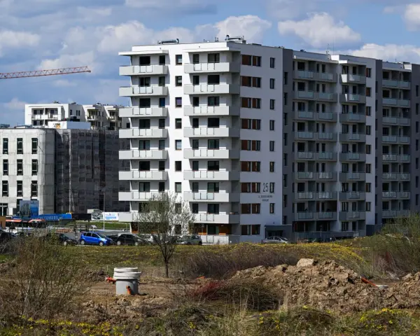Nowe bloki mieszkalne. Kto musi wywiesić tabliczkę z danymi kontaktowymi przy wejściu do apartamentu na doby? Właściciel lub zarządca nieruchomości.