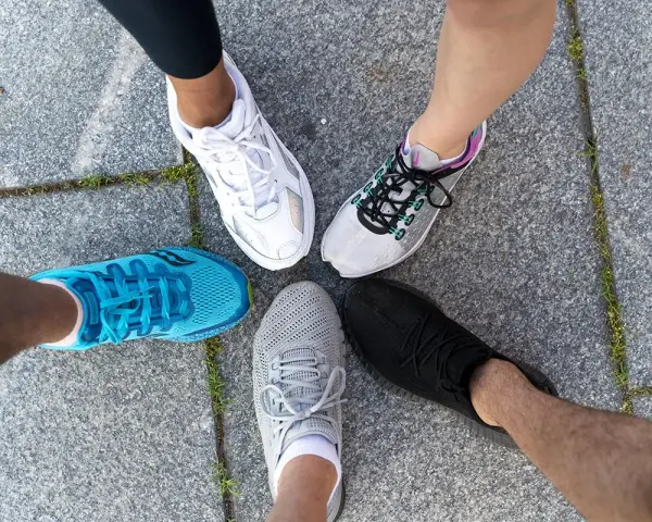 Cinco pares de zapatillas deportivas de colores, listas para evitar esguinces en cualquier aventura.