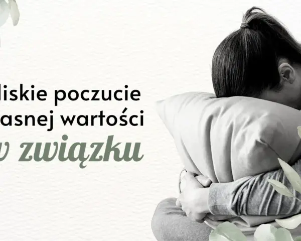 Smutna kobieta tuli poduszkę, czując się jakbym była nieszczęśliwa w małżeństwie. Niskie poczucie własnej wartości w związku.
