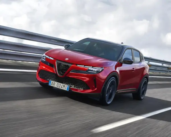 Czerwony Alfa Romeo Junior elektryczny SUV na drodze.