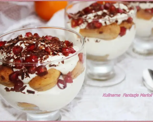 Pyszne tiramisu z mascarpone w pucharkach, udekorowane granatem i czekoladą. Sprawdzony przepis na deser, który zachwyci każdego.