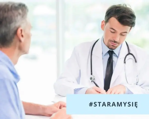 Dermatolog wenerolog w białym kitlu rozmawia z pacjentem, notując coś. #STARAMYSIĘ