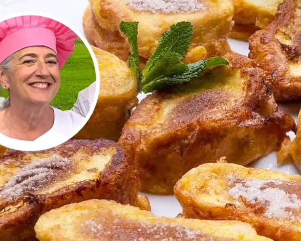 Una mujer sonriente con gorro de chef rosa presenta deliciosas torrijas con pan de molde, espolvoreadas con azúcar y canela.
