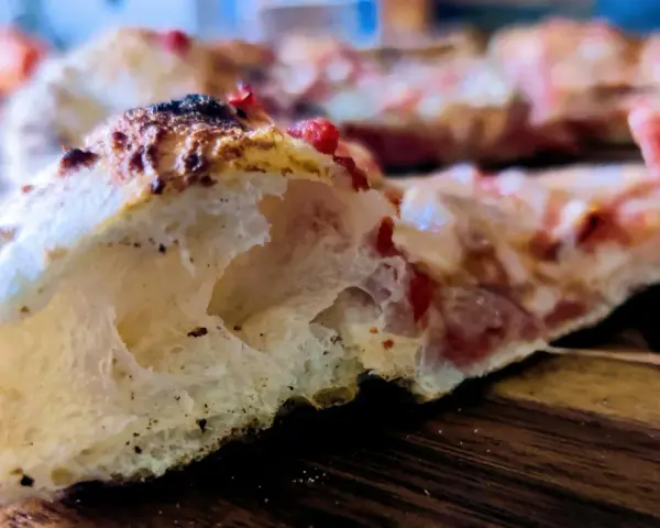 Czym posmarować spód pizzy, by uniknąć miękkości i poprawić smak