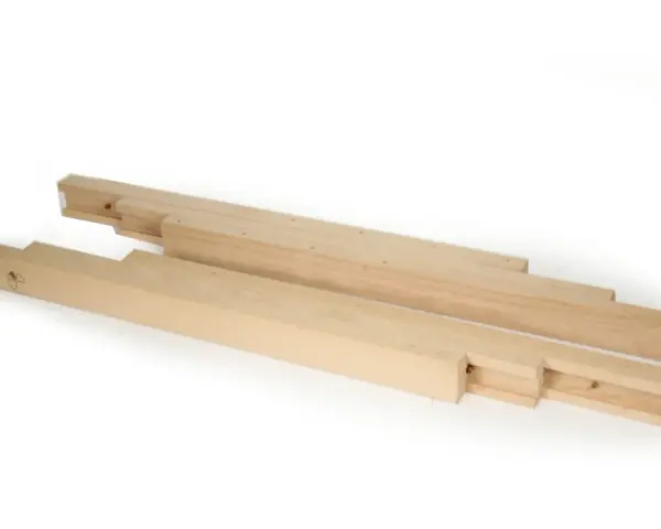 Tavole di legno grezzo, pronte per il processo di stagionatura, che ne assicura la durabilità e stabilità.