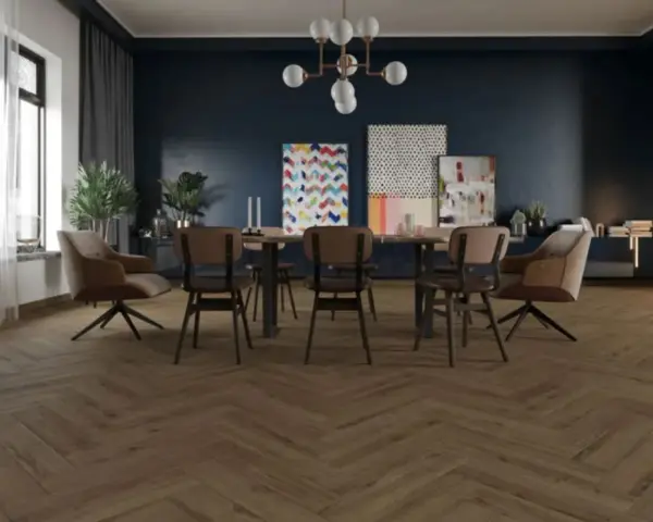 Drewniana podłoga w jodełkę, ciemne ściany, stół z krzesłami i fotele.