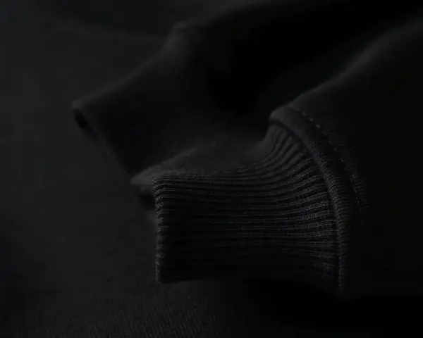 Czarne ściągacze bluzy, które mogą pomóc w odświeżeniu koloru. Dowiedz się, jak przywrócić czarny kolor ubraniom.