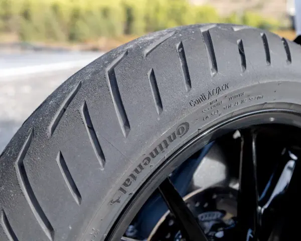 Gomma moto Continental Conti Attack. Dopo quanti anni le gomme moto si induriscono? Dipende da molti fattori, ma la qualità Continental dura a lungo.