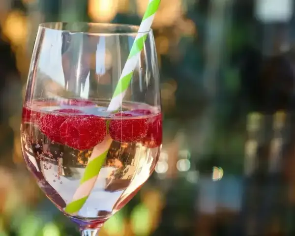 Orzeźwiający drink z malinami i słomką. Idealne bacardi z czymś lekkim i owocowym na upalne dni.