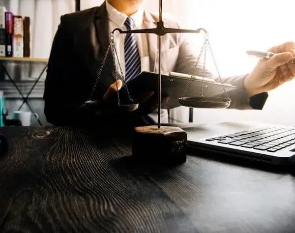 Czy radca prawny to prawnik? Odkryj kluczowe różnice i uprawnienia