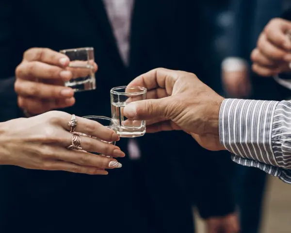 Wódka na wesele: Jak obliczyć, by nie zabrakło i nie przepłacić?