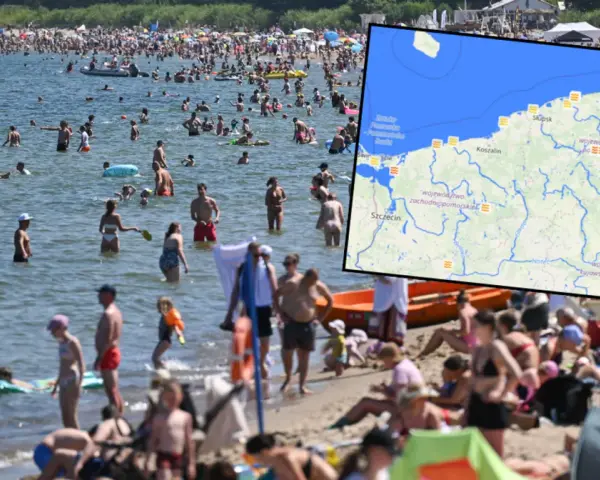 Tłum ludzi na plaży i w wodzie. Mapa pokazuje polskie wybrzeże Bałtyku, gdzie letnie temperatury są idealne do kąpieli.