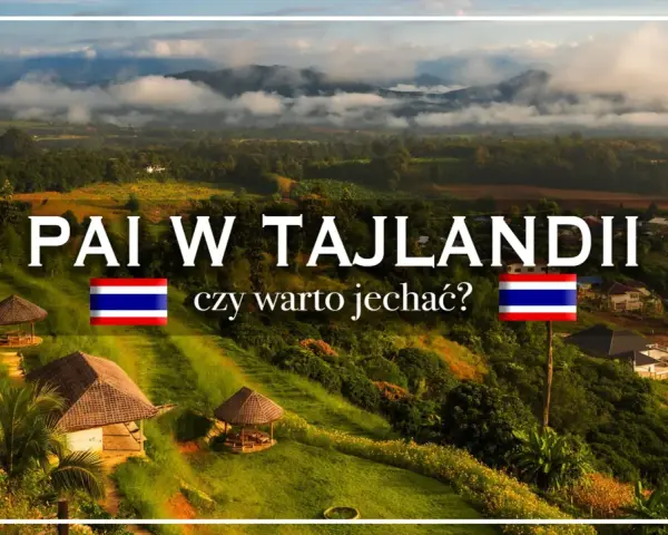 Krajobraz z Pai w Tajlandii, z zielonymi wzgórzami, domkami i mgłą w tle. Czy warto tam jechać?