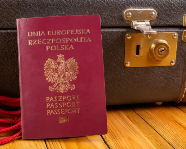 Polski paszport i walizka czekają na podróż. Może właśnie z biura paszportowego w Gdańsku?