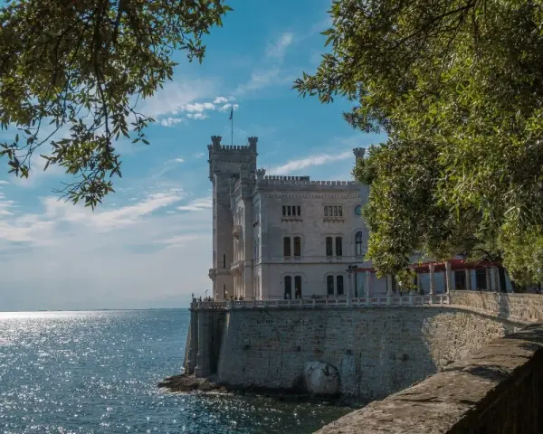 Castello di Miramare, un gioiello tra le cose da vedere a Trieste e dintorni, si affaccia sul mare scintillante.