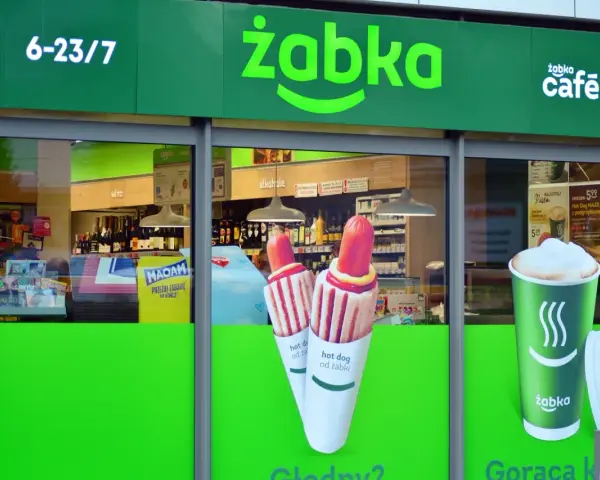 Dwa hot dogi i kawa z Żabki, idealne na szybką przekąskę.