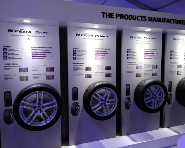 Nexen to firma produkująca opony. Na wystawie prezentowane są modele N Fera Sport, N Fera Primus i N Blue HD Plus, z opisami ich zalet i parametrów.