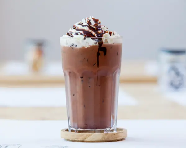 Pyszny shake czekoladowy z bitą śmietaną i polewą. Idealny przepis na deser.