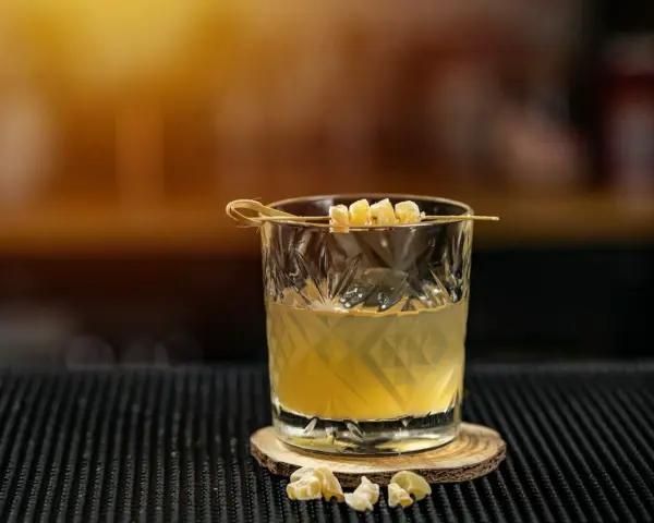 Złocisty drink z imbirem i popcornem. Idealny do popijania Ballantines, gdy chcesz poczuć coś wyjątkowego.